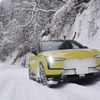ボルボ EX30で雪が降り積もった国道406号を走行する。走行安定性、トラクション性能とも非常に高かった。