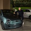 フィアット『500e』、アルマーニ仕様2台を「本人」に納車