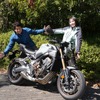 丸山浩（左）、まあさ（右）とホンダ CB650R E-Clutch