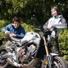 丸山浩（左）、まあさ（右）とホンダ CB650R E-Clutch
