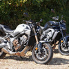 ホンダ CB650R E-Clutch（左）とヤマハ MT-09 Y-AMT（右）