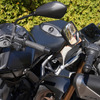 クラッチレバーのないヤマハ MT-09 Y-AMT（左）と、クラッチレバー付きのホンダ CB650R E-Clutch（右）