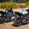 ヤマハ MT-09 Y-AMT（左）とホンダ CB650R E-Clutch（右）