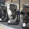 スズキの全面マットブラック仕上げの船外機シリーズ「ステルスライン」