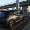 三重県四日市市の日産ディーラーでロングレンジを充電中。