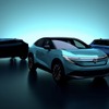 日産リーフ新型（中央）とヨーロッパ向けに準備されている新製品
