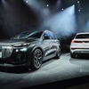 アウディ SQ6 e-tron（向かって左）とQ6 e-tron