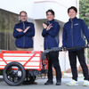 ヤマハモーターエンジニアリングの開発メンバーと電動アシストホースカー。消防ブランド『X（クロス）』のポーズで。