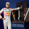 フェルスタッペン選手とルイ・ヴィトンの特製トランクに収納されたF1日本GP優勝トロフィー