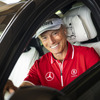 メルセデスベンツがベルンハルト・ランガー選手の最後のマスターズ出場を記念し、特別仕様の『Sクラス』を贈呈