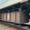 増強された蓄電池。配車発生品なので外側は汚れているが、取り付け部を見ると新しい