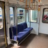 全幅を変えず4人掛けが3人掛けになった車端部シート。優先席ではつかみ棒の位置も変わっている