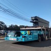鋼材とパレットを載せた大型特殊車両