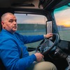 リバース走行中のメルセデスベンツ『eActros 600』とドライバーのマルコ・ヘルグレーヴェ氏