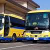 黄色い高速バスと乗務員訓練車（写真は実車）