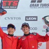 勝利を喜ぶ片山義章選手（写真左）と ロベルト・メリ・ムンタン選手