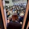 トイファクトリーブースに押し寄せるジウジアーロ氏のファン達