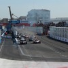 ホームストレートからターン1を左折、画面右へ。画面左はピット出口（東京 E Prix 2024）　(c) Formula E