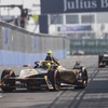 ターン10～11のシケインに入ろうとしているところ（東京 E Prix 2024）　(c) Formula E