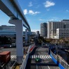 画面右から手前へ、ターン12を左折。上空はゆりかもめの引き込み線（東京 E Prix 2024）　(c) Formula E