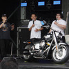 バイク好き芸人のノッチさん（中央）、安藤なつさん（右）とファットボーイ グレイゴースト