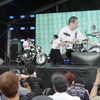 バイク好き芸人のノッチさん（中央）、安藤なつさん（右）とファットボーイ グレイゴースト