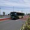 ターン9。レーシングコースは都バスの反対車線、進行方向は画面左から右（5月11日）