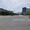 ターン9から10へのストレート。進行方向は画面左から中央奥へ。コース（向かって左）準備のため分離帯が移設されている（5月11日）