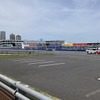 ホームストレート。進行方向は画面右から左。グランドスタンドは設営前で、ピットが見える（5月11日）