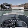 ポルシェとノーマン・フォスター財団が伊ベネチアで建築インスタレーション「ベネチアの水路への入り口」発表