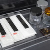 「3M(TM) VHB(TM)テープ」の展示。臭いの有無の比較ができ、3Mの製品でないものは化学臭が強い