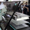 「3M(TM) Thermal Runaway Barrier」のデモ。セラミックのプレートは円筒や角筒など色々な形のバッテリーセルに挟むことが可能