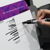 「3M(TM) ペイントプロテクションフィルム」のデモ。汚れへの耐性をチェックできる