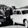 鈴木道雄氏とスズキ最初の自動車「スズライト」の開発チーム（1954年）