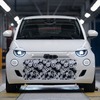 フィアット『500ハイブリッド』、先行生産車両を組み立て開始「手頃な価格の電動化」