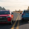 トヨタ・カローラクロス（ガソリン、左）とハイブリッド改良新型（米国仕様）