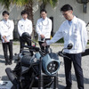 ホンダ レブル250の開発エンジニア、商品開発部 商品開発課の鉦谷弘和氏（右）