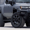 後輪操舵システムが進化したGMC ハマーEV