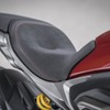 Xディアベル1260Sよりも厚みを増したシートにより快適性が向上。パッセンジャーシートは厚みを増すだけでなく、幅が30％広くなり、奥行きが50％も延長されている。