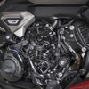 1158ccのグランツーリスモエンジンを搭載。中速寄りのセットだが、V4エンジン特有の爆発間隔や逆回転クランクはパニガーレと同様。168hp/10750rpm、12.8kgm/7500rpmを発揮する。