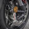 倒立フロントフォークはφ50mmのフルジャスタブル。ブレーキはブレンボ製。キャリパーはモノブロック。ディスク径はφ330mm。