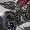 リヤタイヤは8.0×17サイズのホイールに、240/45 ZR17サイズのピレリ製ディアブロ・ロッソ3を履く。この迫力のリヤビューはディアベルならでは。
