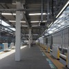 新宿線下り線ホーム（奥が西武新宿方面）