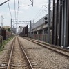 久米川第2号踏切・府中街道から撮影。画面奥が久米川駅、背後が東村山駅