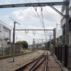 久米川第2号踏切・鷹の道から撮影。写真奥が西武新宿方面、背後が東村山駅