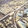 画面右上が東村山駅、手前が所沢方面、画面手前が西武園方面（模型）