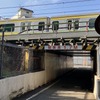 総武線・千駄ケ谷～代々木間の大通ガード。首都高とJRとの隙間から