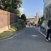 奥が八幡前ガード（総武線・千駄ケ谷～代々木間）、写真左手は新宿御苑