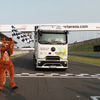 メルセデスベンツの新型電動トラック『eActros 600』が124.7kmをバック走行しギネス世界新記録達成