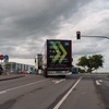 メルセデスベンツの新型電動トラック、今度は公道で30kmバック走行に成功